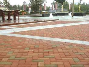 人行道使用混凝土取代彩磚，進(jìn)步還是倒退？